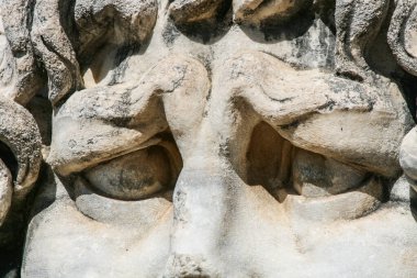 Antik Roma Tanrısı 'nın Antik Didim kasabası Apollo tapınağındaki sert bakışları.