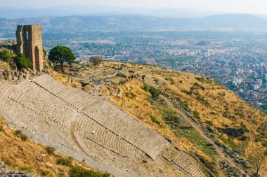 Türkiye 'deki dağdaki antik bir Roma tapınağının sütunları ve kalıntıları