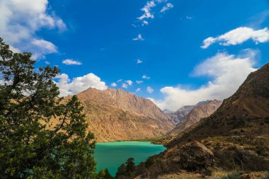 Bir polarizasyon filtresinden İskanderkul Gölü 'nün güzel manzarası