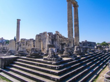Türkiye 'deki dağdaki antik bir Roma tapınağının sütunları ve kalıntıları
