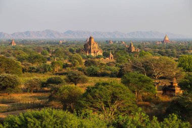 Bagan 'daki antik pagoda' larla vadide gün doğumu