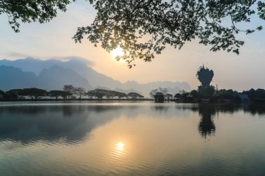 Myanmar dağlarının arka planında Hpa-an gölünde gün doğumu