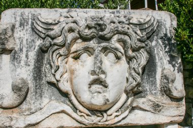 Türkiye 'deki dağdaki antik bir Roma tapınağının sütunları ve kalıntıları