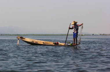Inle Gölü 'nün ünlü balıkçıları, Myanma, gün doğumunda çalışıyorlar.