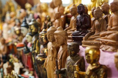 Myanmar 'daki antik hediyelik eşya pazarının tezgahında bir sürü parlak hediyelik eşya var.