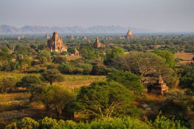 Bagan 'daki antik pagoda' larla vadide gün doğumu