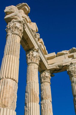 Türkiye 'deki dağdaki antik bir Roma tapınağının sütunları ve kalıntıları