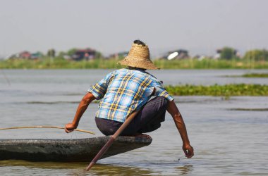 Inle Gölü 'nün balıkçısı balık ağlarını düzenler.