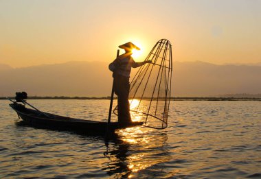 Inle Gölü 'nün ünlü balıkçıları, Myanma, gün doğumunda çalışıyorlar.