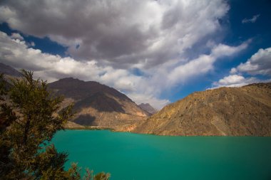 Bir polarizasyon filtresinden İskanderkul Gölü 'nün güzel manzarası