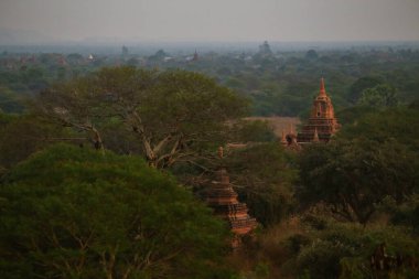 Bagan 'daki antik pagoda' larla vadide gün doğumu