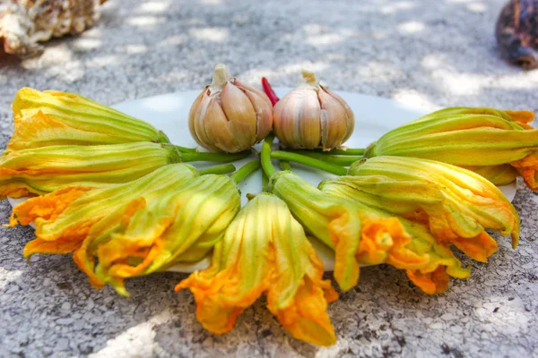 Deliciosos ingredientes para una ensalada de flores de calabaza y ajo —  Fotos de Stock