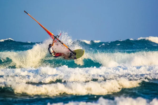 Windsurfen Golf Rijden Heldere Golven Van Oceaan — Stockfoto