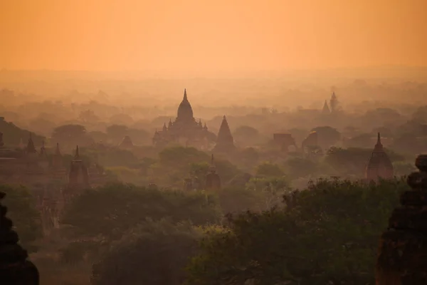 Bagan Eski Pagoda Ları Üzerinde Sisli Gün Doğumu — Stok fotoğraf