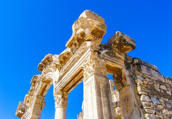 土耳其山上一座古罗马庙宇的柱子和废墟 — 图库照片
