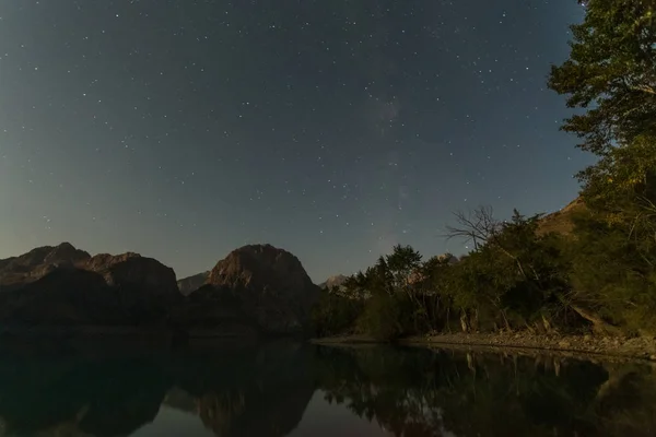 Астрофотография Ночного Звездного Неба Молочным Проходом Над Озером — стоковое фото