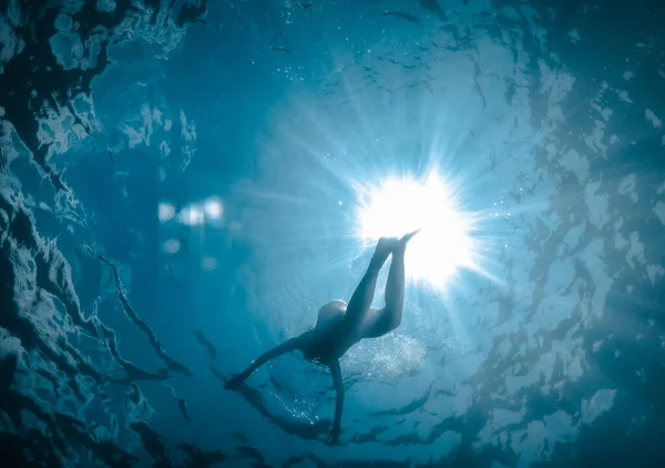 Vol libre au-dessus d'un récif dans une mer tropicale sous l'eau — Photo