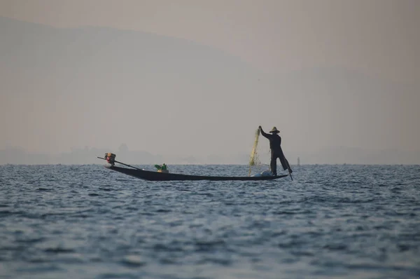 Inle Gölü Nün Ünlü Balıkçıları Myanma Gün Doğumunda Çalışıyorlar — Stok fotoğraf