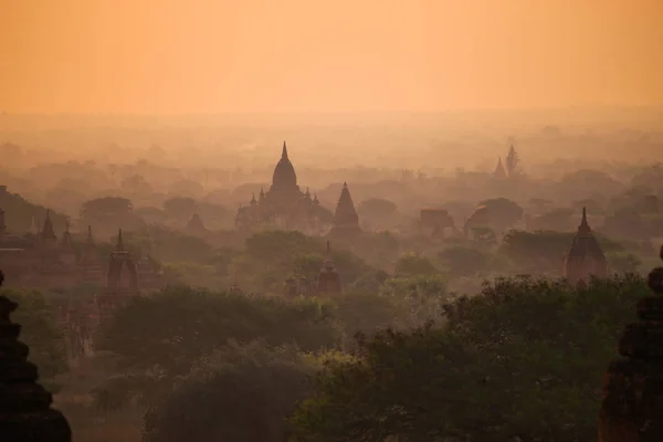 Bagan Eski Pagoda Ları Üzerinde Sisli Gün Doğumu — Stok fotoğraf