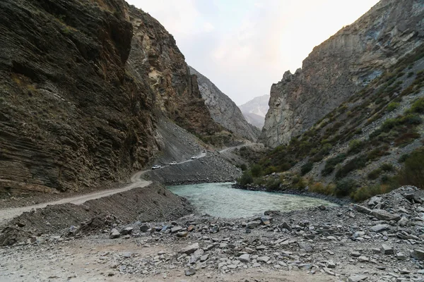 Terénní Automobily Jedoucí Horském Jezeře Pohoří Pamir — Stock fotografie