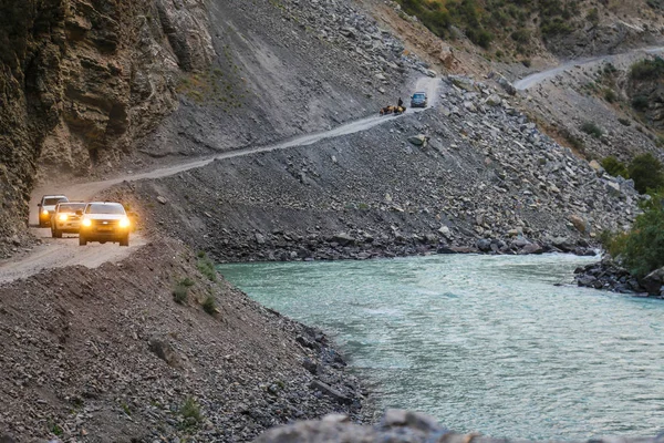 Pamir dağlarında dağ yılanına binen off-road arabaları