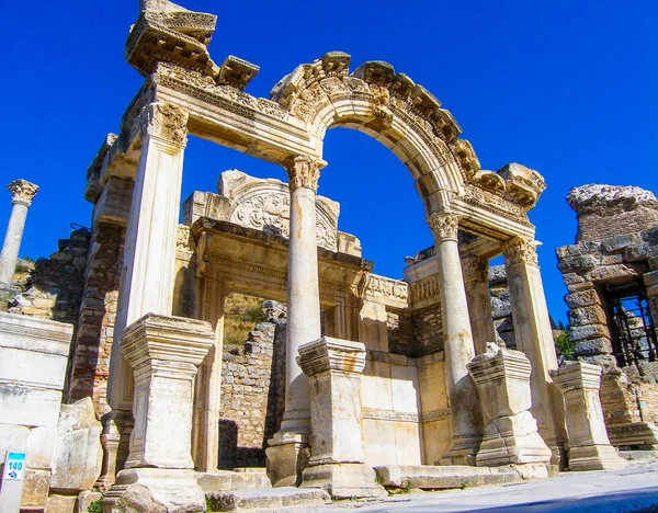 トルコの山にある古代ローマ寺院の柱と遺跡 — ストック写真