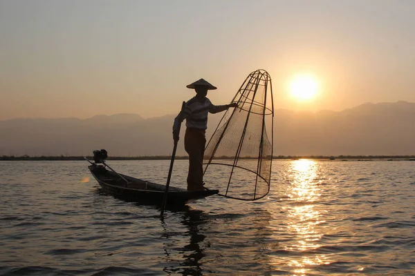 Şafak Vakti Inle Gölü Nün Myanmar Balıkçısı Bambu Sepetiyle Bilinen — Stok fotoğraf