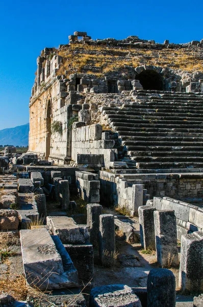 トルコの山にある古代ローマ寺院の柱と遺跡 — ストック写真