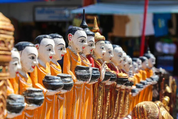 Figurky Mnichů Sbírajících Dary Starověkém Trhu Suvenýry Myanmaru — Stock fotografie