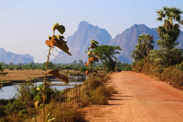 ミャンマーの山の間の谷の未舗装道路 — ストック写真