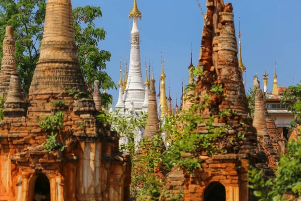 Estupas Semi Dilapidadas Reiniciadas Pagodes Antigos Mianmar — Fotografia de Stock
