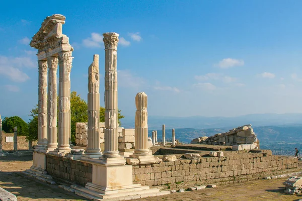 Kolonner Och Ruiner Ett Antikt Romerskt Tempel Berget Turkiet — Stockfoto