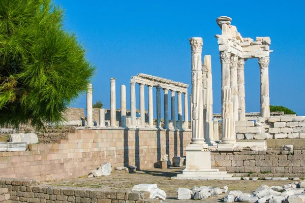 トルコの山にある古代ローマ寺院の柱と遺跡 — ストック写真
