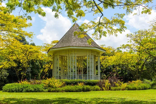 Gazebo Maison Bois Dans Jardin Tropical Coloré — Photo