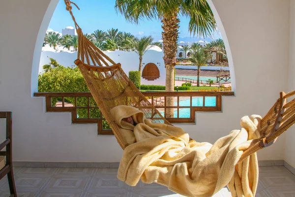 Kızıl Deniz kıyısındaki balkonda bir hamakta tatil.