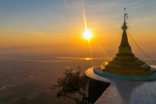 Pôr Sol Com Montanhas Fundo Stupa Myanmar — Fotografia de Stock