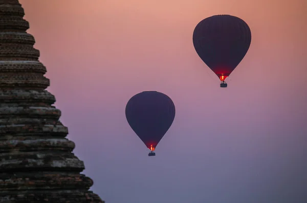 Bagan 'daki eski pagoda' ların üzerinde uçan balonlar.