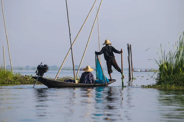 Inle Gölü Nün Balıkçısı Balık Ağlarını Düzenler — Stok fotoğraf