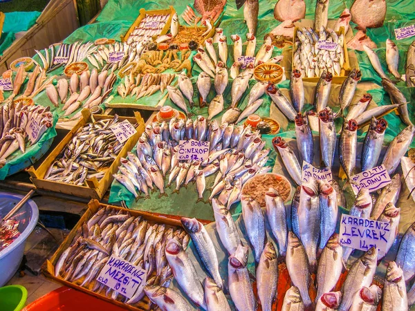 Overvloed Aan Wilde Vis Een Straatmarkt Istanbul — Stockfoto