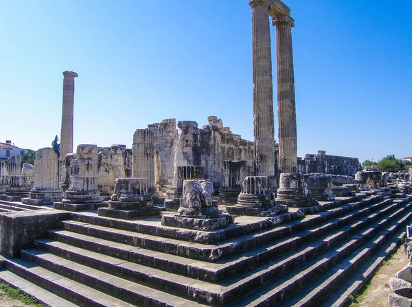 トルコの山にある古代ローマ寺院の柱と遺跡 — ストック写真