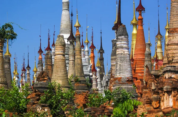 Antigas Estupas Pagodes Costa Lago Inle Mianmar — Fotografia de Stock