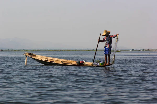 Inle Gölü Nün Ünlü Balıkçıları Myanma Gün Doğumunda Çalışıyorlar — Stok fotoğraf