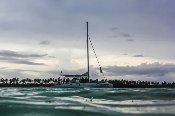 Iate Catamarã Uma Tempestade Chuva Costa Tropical — Fotografia de Stock