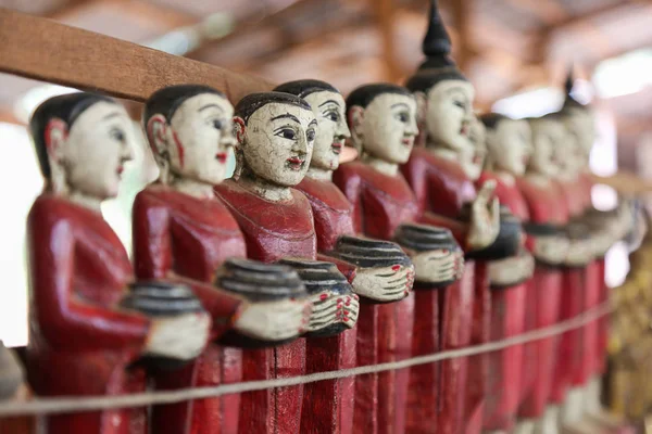 Figurinas Monges Coletando Doações Antigo Mercado Lembranças Mianmar — Fotografia de Stock