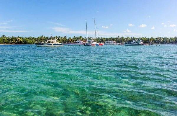 Båtar Och Båtar Nära Sandstranden Dominikanska Republiken — Stockfoto