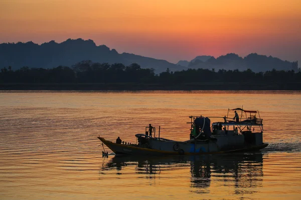 夕阳西下 在山下沿河航行的船 — 图库照片