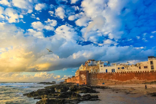Essaouira 'da günbatımı bulutlarında Medine' nin antik duvarları