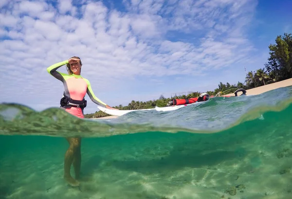 Krásný Štíhlý Windsurfer Dívka Kráčející Písčitém Dně Pohled Vodní Čáry — Stock fotografie