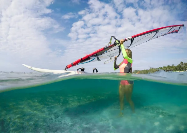 Krásný Štíhlý Windsurfer Dívka Pohled Vody Střih — Stock fotografie