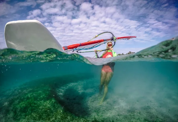 Hermosa Chica Windsurfer Con Una Tabla Una Playa Tropical Vista — Foto de Stock